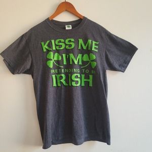 Kiss Me i am pretending to be Irish tee med
